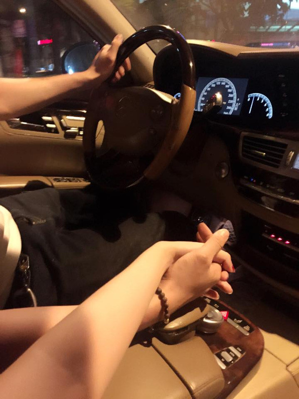 Đôi vợ chồng trẻ tranh thủ hẹn hò....