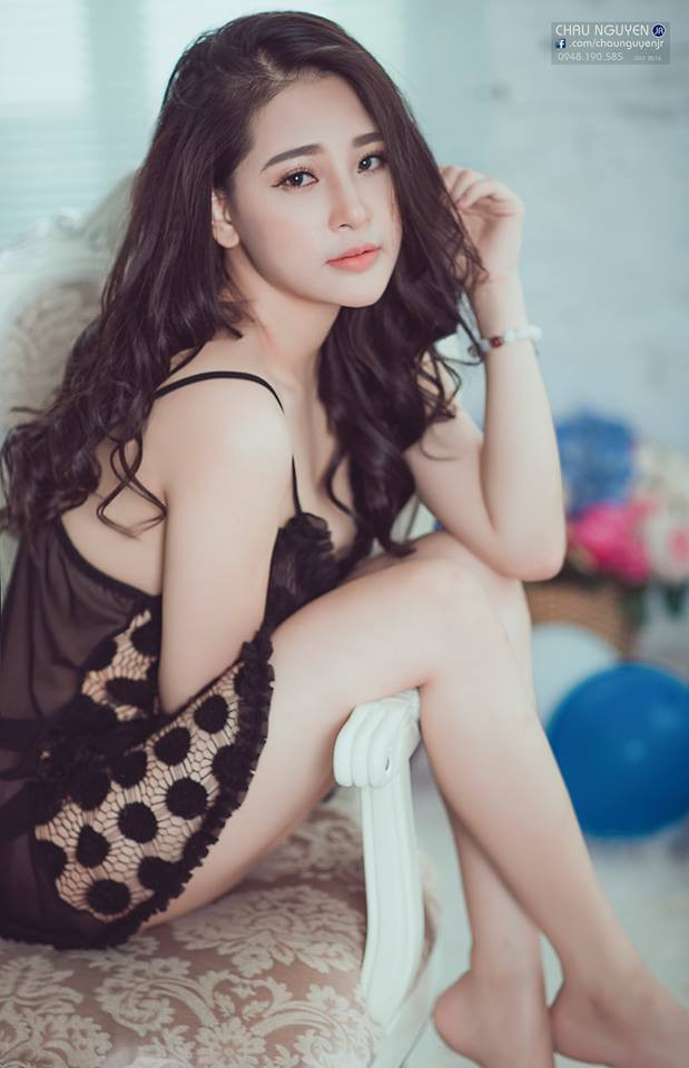 Theo tìm hiểu, cô gái xinh đẹp được dự đoán chỉ ở độ tuổi 20 trong bộ ảnh của Chau Nguyen Jr. đang gây sốt tên thật là Nguyễn Thái Diệu Linh, nickname Mộc Trà, quê gốc Hải Phòng nhưng đang sinh sống tại Hà Nội. Một điều gây kinh ngạc cho các bạn trẻ quan tâm tới Diệu Linh là cô sinh năm… 1985, khác xa so với con số mà nhiều người dự đoán trước đó. Ảnh: Chau Nguyen Jr.