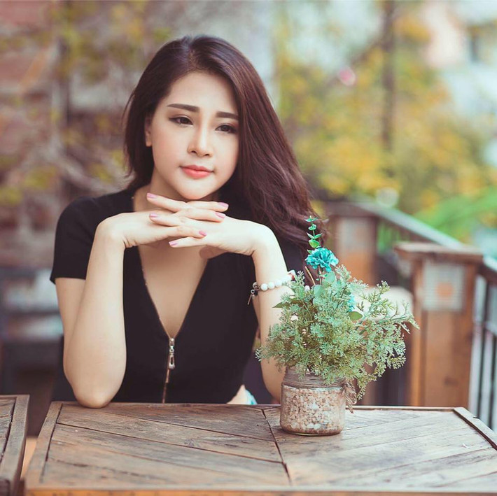 Dù đã sinh 2 con nhưng “nhờ trời thương”, chị Diệu Linh ở tuổi 31 vẫn giữ được nhan sắc khiến nhiều chị em phải ghen tị. Lợi thế về ngoại hình giúp chị Linh có quyết định táo bạo là làm người mẫu ảnh, làm diễn viên phụ đóng trong các phim, clip ngắn, quảng cáo để tăng thu nhập.