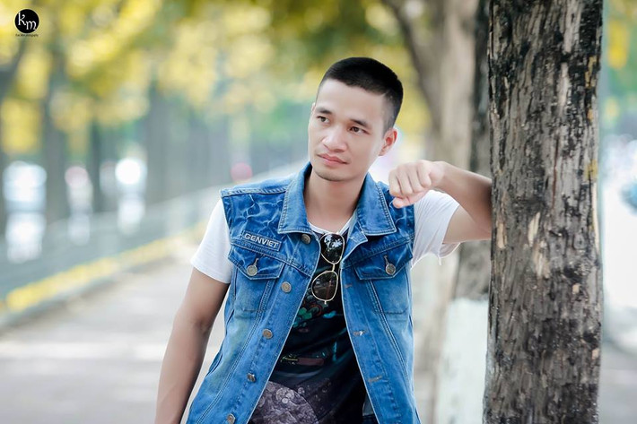 Nổi lên từ hơn 2 năm trước với loạt clip khoe giọng ca thảm họa nhưng vẫn ẩn chứa nét gần gũi, tự nhiên... "ca sĩ Lệ Rơi" thời đó được lọt vào top những nhân vật nổi tiếng nhất trên mạng xã hội Việt. Tên tuổi anh chàng nổi tiếng đến mức, không chỉ ở trong nước mà mạng Thái Lan, Trung Quốc cũng thường xuyên nhắc đến Lệ Rơi. Sẵn sự quan tâm của mọi người, Lệ Rơi liều lĩnh phát triển sự nghiệp bản thân theo hướng nghệ thuật. Ảnh: Kun Mon.