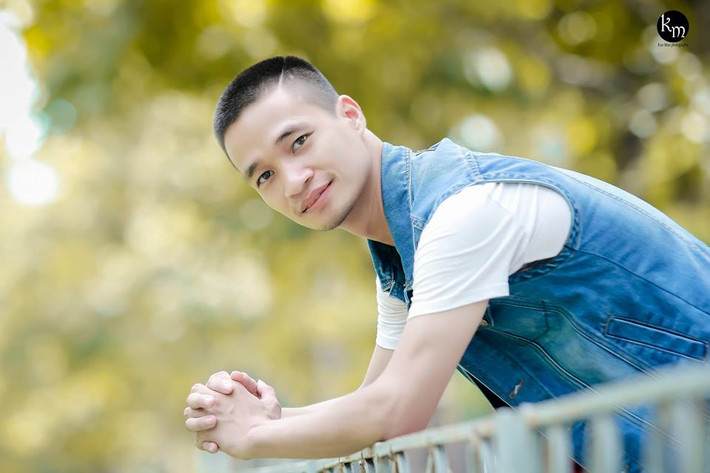 Kể từ sau khi thực hiện phim ca nhạc cùng hot boy xăm trổ Lê Hoàng Anh và hot boy kẹo kéo Bùi Vĩnh Phúc nhưng không thu về được thành công, thậm chí vẫn bị chê tơi tả... bẵng đi một thời gian, anh chàng Nguyễn Đức Hậu - Lệ Rơi không có bất cứ hoạt động nào. Hình ảnh của chàng trai quê Hải Dương, từng là hiện tượng mạng một thời nay đang dần mờ nhạt và đứng trước nguy cơ bị mọi người quên lãng. Ảnh: Kun Mon.