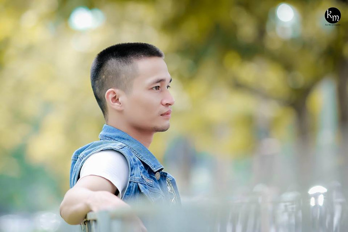 Do cảm nhận được Lệ Rơi đã có rất nhiều thay đổi, hơn nữa mong muốn của anh cũng rất thú vị nên Kun Mon đã nhanh chóng nhận lời chụp ảnh. Bộ ảnh được thực hiện khá nhanh và trong quá trình chụp, tiếp xúc, chàng phó nháy cũng có được những cảm nhận, cái nhìn riêng về Lệ Rơi - một hiện tượng mạng một thời nay đã có quá nhiều điểm khác biệt. Ảnh: Kun Mon.