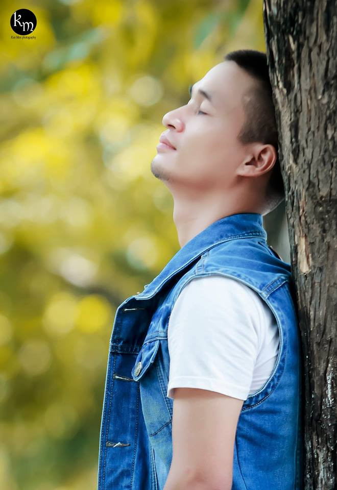 Làm ăn thua lỗ, Lệ Rơi đành trở về quê Hải Dương tiếp tục làm nghề trồng và bán ổi. Tuy nhiên cũng chỉ được một thời gian, công việc nhà nông không đem lại được thu nhập tốt lại thúc giục chàng trai sinh năm 1987 lặn lội tìm hướng phát triển bản thân, thay đổi cuộc sống. Đến nay, dù rất cố gắng nhưng có vẻ như Lệ Rơi vẫn đang loay hoay tìm lối đi cho mình, mọi thứ với anh dường như luôn rất mơ hồ. Hiện tại Lệ Rơi đã chuyển sang dùng tài khoản Facebook mới với tên Đức Hậu và chỉ có 194 người theo dõi. Ảnh: Kun Mon.
