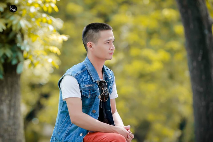 Đức Hậu - Lệ Rơi tham gia nhiều chương trình truyền hình, cuộc thi tìm kiếm tài năng nhưng đi đến đâu cũng chỉ gây chú ý trong chốc lát, tạo tiếng cười hời hợt. Anh cũng nhiệt tình đóng nhiều clip hài, phim ngắn nhưng gần như không mấy trong số đó là sản phẩm thực sự chất lượng, tạo được tiếng vang. "Nản" với nghệ thuật, Lệ Rơi bất ngờ chuyển sang hướng kinh doanh, hùn vốn với bạn bè thành lập công ty riêng nhưng rồi nhanh chóng thua lỗ và vỡ nợ. Ảnh: Kun Mon.