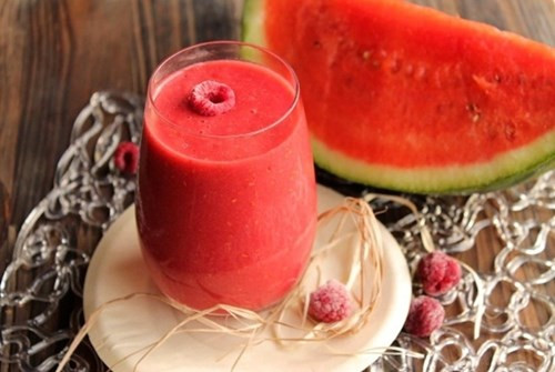 Dưa hấu là loại quả màu đỏ rất tốt cho sức khỏe. Trong nước ép dưa hấu có chứa thành phần làm đẹp và có lợi cho sức khỏe, tất cả những chất dinh dưỡng của dưa hấu dễ dàng có thể được hấp thụ qua da, ngăn tác hại của tia UV đến da và cấp nước giữ ẩm hiệu quả.