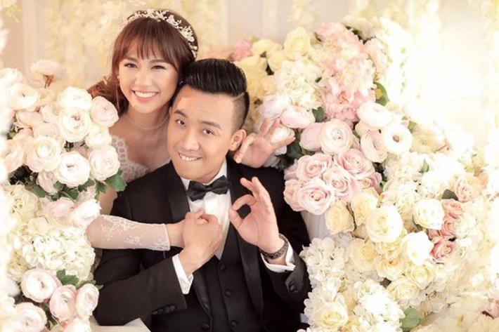 Bất chấp sự phản đối của công chúng, hai người thường xuyên có những hình ảnh tình cảm thân mật. Thời điểm đó, nhất cử nhất động của Hari Won và Trấn Thành đều trở thành chủ đề soi mói và công kích. Thế nhưng, vượt qua những sóng gió dư luận, đôi tình nhân quyết định tiến tới hôn nhân bằng một đám cưới vào cuối năm 2016.