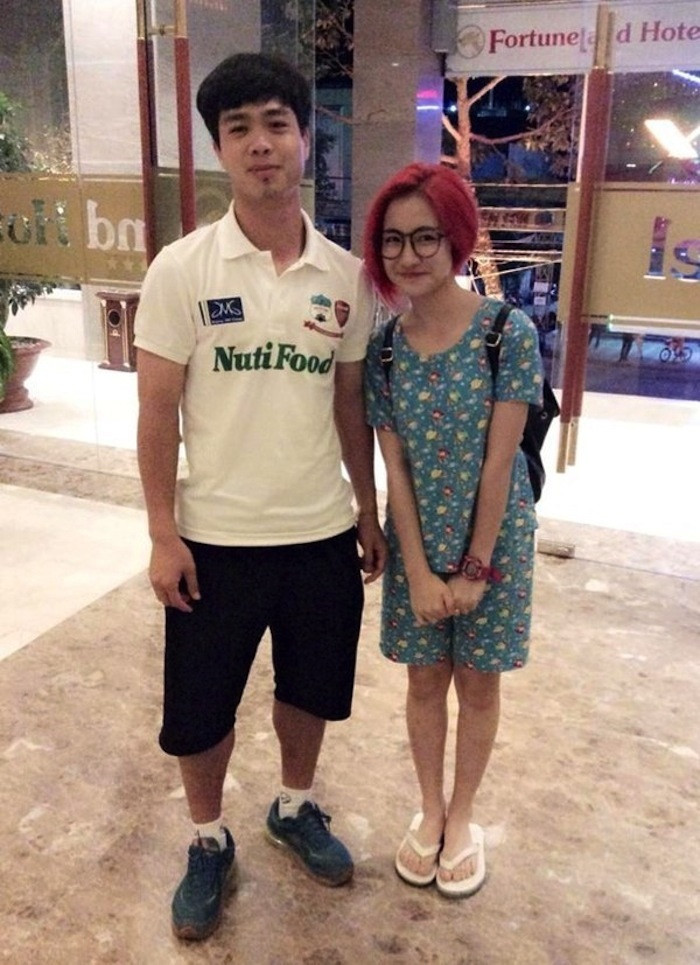 Ngay khi vừa công khai, Công Phượng và Hòa Minzy đã bị người hâm mộ phản ứng dữ dội vì cho rằng nữ ca sĩ không xứng với Công Phượng. Thời điểm đó, Hòa Minzy vẫn còn là cái tên mờ nhạt và chưa có chỗ đứng trong showbiz còn Công Phượng đang là “con cưng” của người hâm mộ. Công chúng cho rằng, nữ ca sĩ gốc Bắc Ninh đang lợi dụng người yêu để đánh bóng tên tuổi.