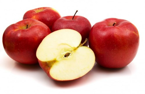 Táo đỏ rất giàu chất xơ, giúp ngăn ngừa hiện tượng tích lũy cholesterol trong máu, giảm nguy cơ bị xơ vữa động mạch và bệnh tim. Các chất xơ trong táo cũng giúp thức ăn di chuyển nhanh hơn trong hệ tiêu hóa. Táo cũng là loại quả giàu chất sắt và là thành phần quan trọng tạo nên hồng cầu của chúng ta. Cách tốt nhất khi ăn táo là ăn cả vì hầu hết các vitamin đều nằm ngay dưới lớp vỏ. Tuy nhiên trước khi ăn, bạn nhớ rửa sạch táo để loại trừ thuốc trừ sâu bám bên ngoài.