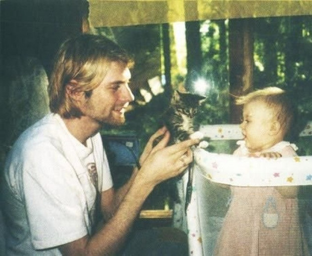Kurt Cobain bên con gái, 1993.
