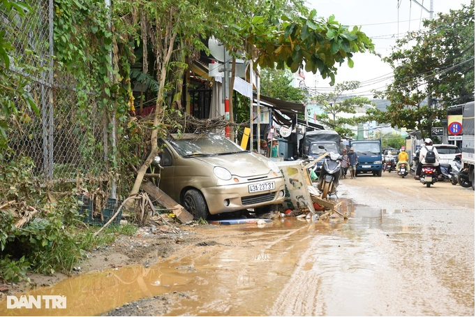 Trên tuyến đường Mẹ Suốt, một chiếc ô tô 4 chỗ bị dòng nước cuốn trôi (Ảnh: Quốc Triều).