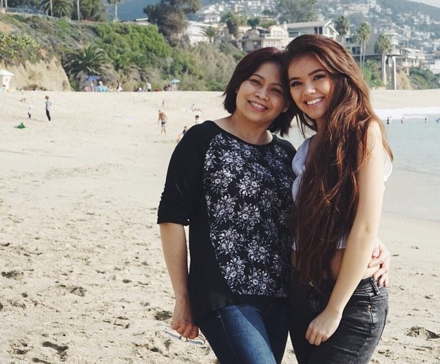 Tất cả những lần trò chuyện, Vivian đều nhắc đến mẹ. "Mẹ là người tuyệt vời nhất. Tất cả những điều mình có hôm nay đều nhờ sự cổ vũ và giúp đỡ từ bà. Mẹ cho mình tự lựa chọn cách sống và thể hiện cá tính, nhưng hướng dẫn cách làm những đó một cách tốt nhất"