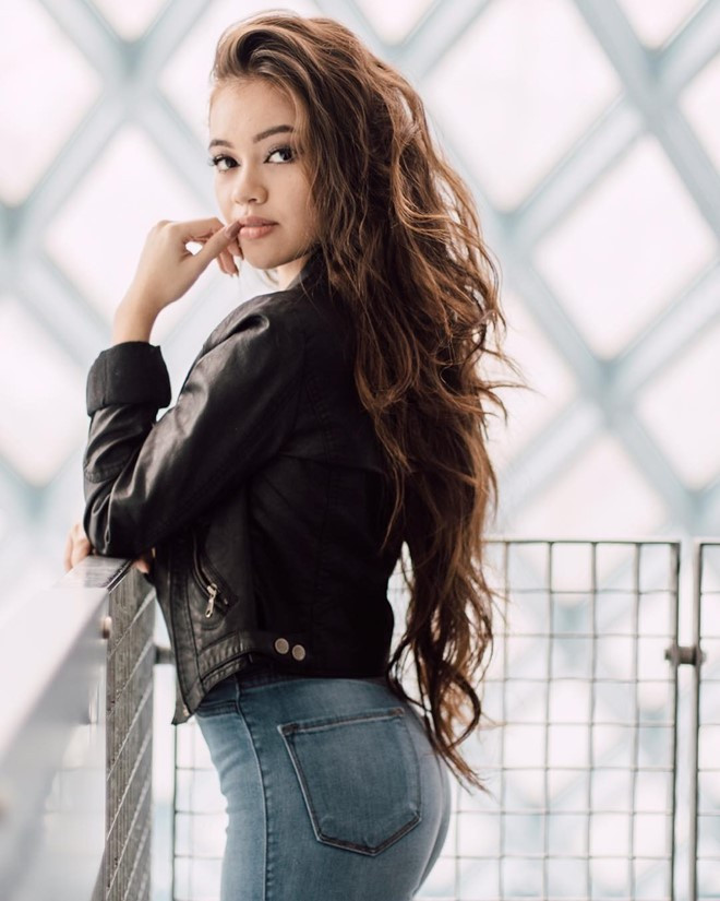 Vogue từng nhận xét về gương mặt của Vivian: Rất dịu dàng Á Đông nhưng cũng đầy phóng khoáng Nam Mỹ. Cô bạn 19 tuổi chia sẻ, gương mặt cô không đẹp chuẩn Mỹ, có nhiều đường nét Việt Nam như chiếc mũi không cao, mắt dài, đôi môi đầy đặn, những điểm này khiến cô khác biệt. Cô tự hào vì vẻ đẹp Việt của mình.