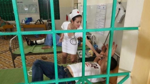 Vài ngày gần đây, một số fanpage nổi tiếng ở Việt Nam có chia sẻ 2 bức ảnh được chụp ở một bệnh viện, phòng bệnh nhân nhỏ với sự xuất hiện của một " nữ y tá" ăn mặc rất gợi cảm đang có những hành động giống như đang chăm sóc bệnh nhân. "Nữ y tá" này mặc bộ đồ liền bó sát, cổ áo khoét sâu và trang điểm khá đậm... Những hình ảnh này khiến đông đảo dân mạng vô cùng tò mò, thắc mắc rằng không biết bệnh viện, phòng khám nào lại có nhân viên, y tá xinh đẹp và ăn mặc gợi cảm đến vậy.
