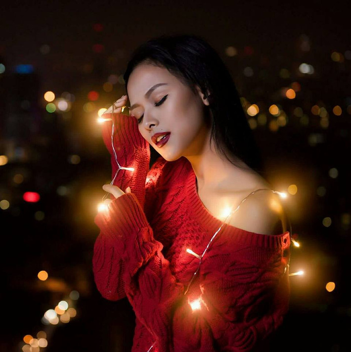 Nói về bức ảnh hóa thân thành y tá sexy khiến nhiều dân mạng thích thú, Quỳnh Lyra cho biết đó chỉ là một trong những khoảnh khắc vui, thú vị cô cùng bạn diễn, nghệ sĩ Trung Hiếu chụp trong hậu trường nhưng không ngờ lại được nhiều dân mạng chú ý đến vậy. Quỳnh Lyra cũng khẳng định những gì diễn ra xung quanh bức ảnh hoàn toàn thuộc về công việc của cô và việc chia sẻ ảnh hậu trường là điều rất bình thường nên việc đánh đồng nó với hành động "dựa hơi người nổi tiếng" của một số dân mạng là không đúng.