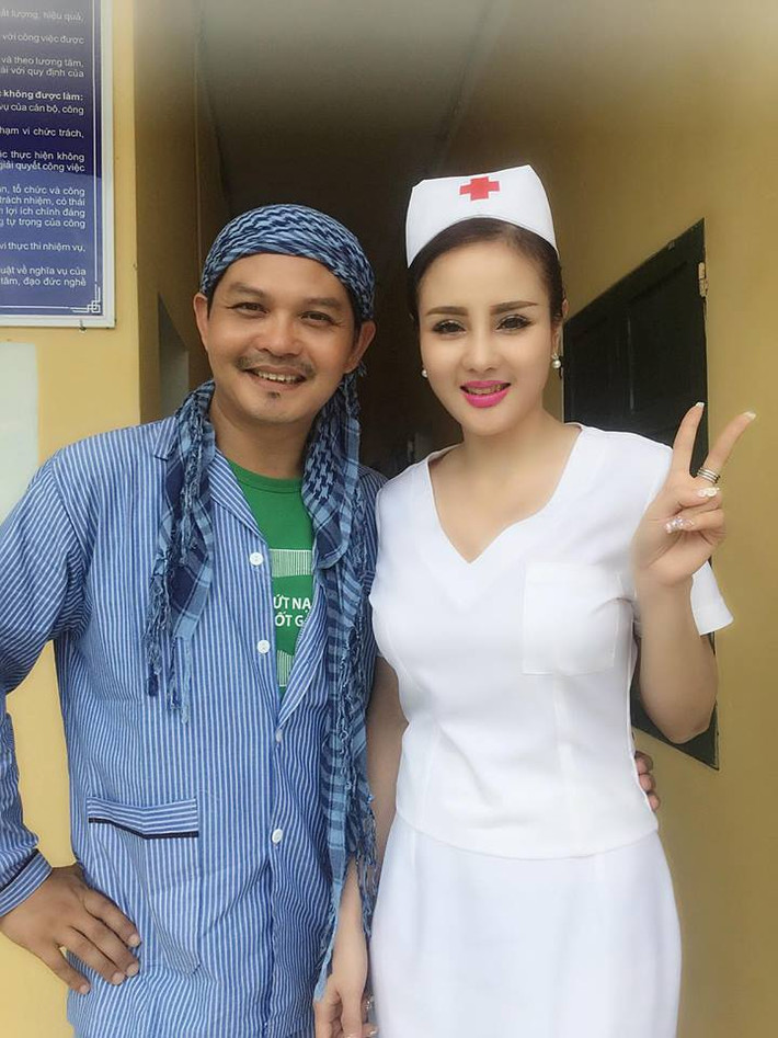 Trong dịp Tết vài năm gần đây, NSND Trung Hiếu thường cho ra mắt những bộ phim hài Tết hay có sự góp mặt, diễn xuất của các cô gái, người mẫu trẻ tuổi, nhận được không ít sự quan tâm của khán giả. Nên dựa vào "truyền thống" này, dân mạng biết được hai cô gái trẻ trong vai nữ y tá là những diễn viên, người mẫu nghiệp dư, may mắn có được cơ hội đảm nhận một vài vai diễn trong tác phẩm phim, hài Tết.
