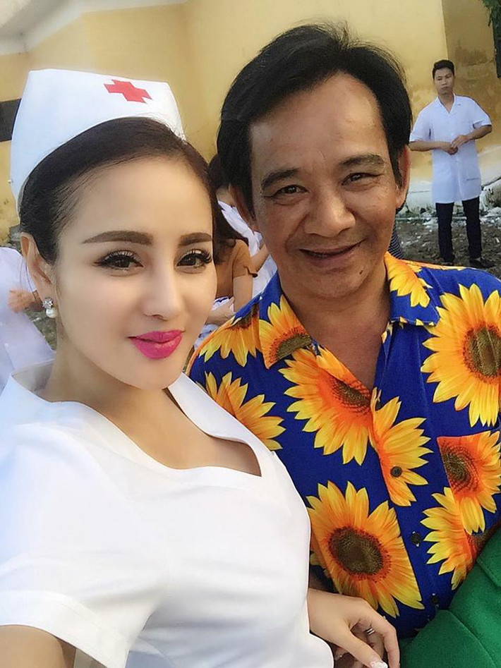 Ngoài tạo hình đặc biệt thì vẻ xinh đẹp, quyến rũ và đặc biệt là vóc dáng gợi cảm của hai cô gái hóa thân thành nữ y tá trong loạt ảnh hậu trường làm phim vừa qua đã khiến nhiều dân mạng tò mò. Và chỉ với một vài thao tác tìm kiếm đơn giản, các bạn trẻ, cư dân mạng Việt đã tìm ra được danh tính, nhiều thông tin thú vị về hai cô gái xinh như hot girl này.