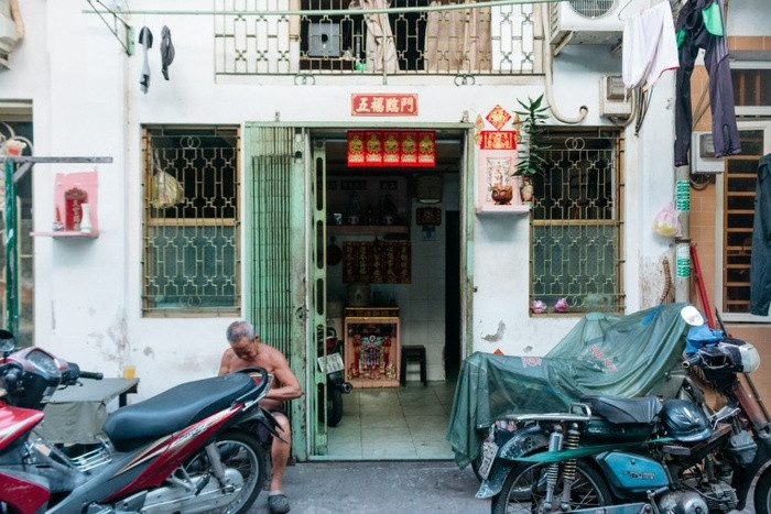 Theculturetrip miêu tả muốn đến con hẻm Hào Sĩ Phường này phải đi qua những lối đi chật hẹp, thiếu ánh sáng. Nhưng vào đó rồi bạn sẽ thấy cuộc sống vẫn tiếp diễn đáng yêu với những người dân bình dị, những chú bé tinh nghịch chạy nhảy, những người phụ nữ làm công việc nhà hàng ngày...