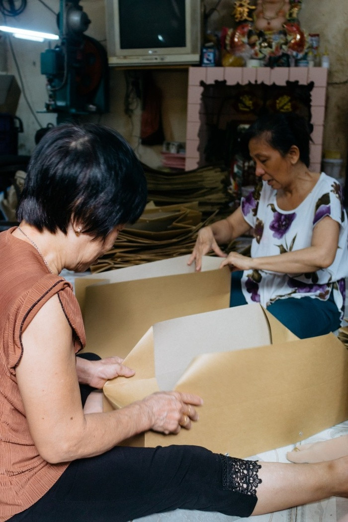 Khu vực xung quanh hẻm Hào Sĩ Phường là khu phố Tàu của Sài Gòn. Trong con hẻm có mang nhiều dấu ấn của Trung Hoa từ món ăn tới các đồ vật trang trí.