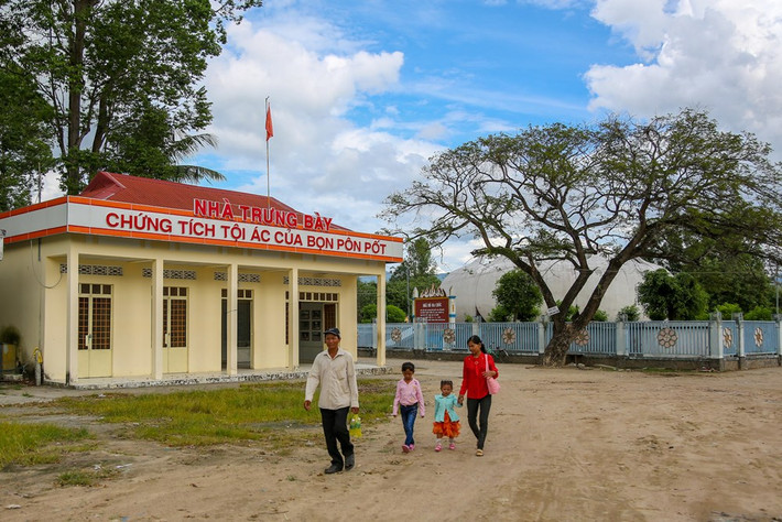 Nằm cách đó không xa là khu nhà Trưng bày chứng tích tội ác của Pol Pot. (Ảnh: Minh Sơn/Vietnam+)