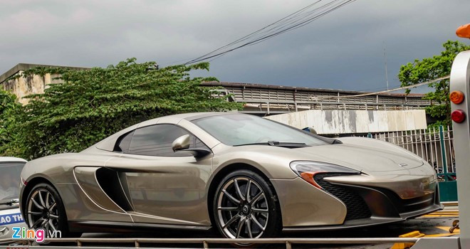 Siêu xe McLaren 650S Spider thứ 5 vừa xuất hiện tại Việt Nam. Tuy nhiên khác với những chiếc trước đây, chiếc xe màu xám này thuộc phiên bản đặc biệt MSO (McLaren Special Operations).