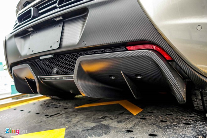 Cản sau được làm lại bằng sợi carbon hoàn toàn giúp trọng lượng giảm vài kg. Những khe khuếch tán cũng lớn hơn nhằm phân tán luồng khí quẩn phía đuôi xe khi chạy nhanh.