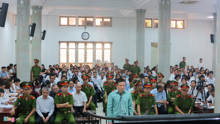 Phòng xử án rộng khoảng 300 m2 với sức chứa 500 người. Tuy nhiên, do số lượng người được triệu tập đến quá đông nên tòa đã bố trí ngồi ở phòng khác và chờ được gọi đến. Ảnh: Zing.vn.