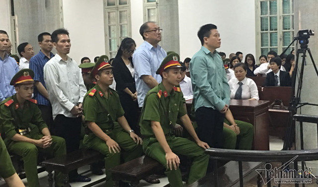 Đáng chú ý theo danh sách triệu tập của Hội đồng xét xử,trong số các tổ chức, doanh nghiệp có liên quan đến “đại án” OceanBank có Tổng Liên đoàn Lao động Việt Nam, Báo Năng Lượng Mới (Petro Times), các Trường đại học, Viện Nghiên cứu, Hội cựu chiến binh… Bên cạnh các doanh nghiệp (4 trường đại học gồm: Viện Đại học Mở Hà Nội; Trường đại học Hàng Hải Việt Nam; Trường đại học Vinh (Nghệ An); và trường đại học Dầu khí). Ảnh: Vietnamnet.