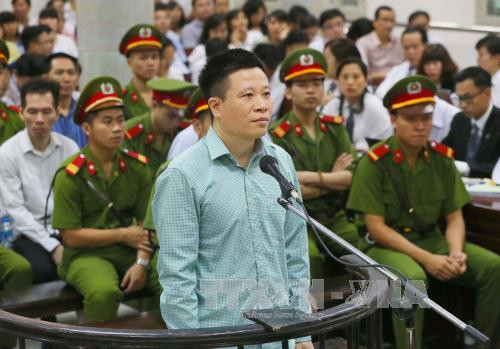 Trong phiên tòa Hà Văn Thắm có hai luật sư bào chữa. Ảnh: TTXVN.