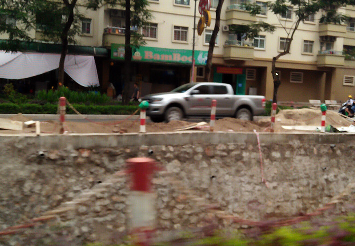 Đầu tháng 7/2017, đường Nguyễn Cơ Thạch đã bị sạt lở. Tuy nhiên, các đơn vị chức năng vừa tiến hành sửa chữa xong thì chỗ khác lại hư hỏng. Đáng chú ý, vào cuối tháng 12/2016, đường Nguyễn Cơ Thạch từng được "Cải tạo, chỉnh trang hệ thống hạ tầng kỹ thuật (Giai đoạn I)" nhưng đến nay liên tục xảy ra tình trạng sạt lở, nguy hiểm.