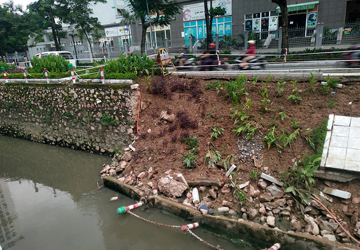 Diện tích khu vực bị sạt lở ở đường Nguyễn Cơ Thạch ngày càng lớn, lan rộng ra xung quanh.