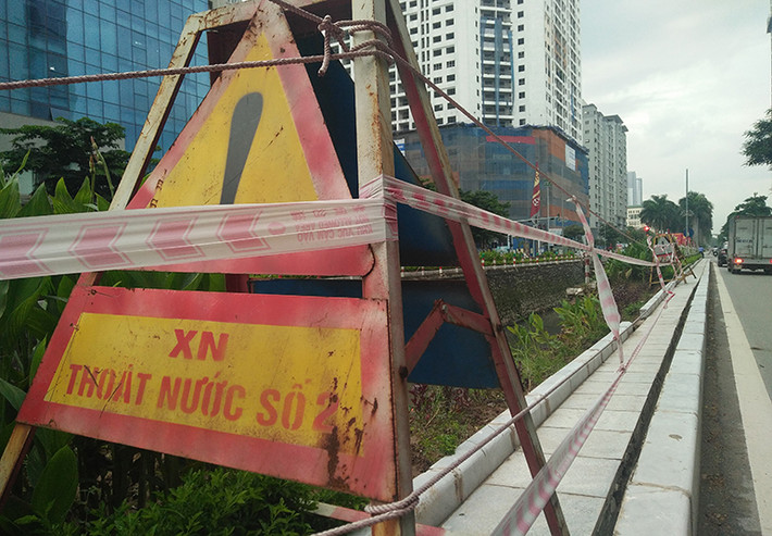 Để cảnh báo cho người tham gia giao thông, đơn vị chức năng liên quan đang đặt tạm hai tấm biển báo ở hai đầu, đồng thời căng dây cảnh báo nguy hiểm.