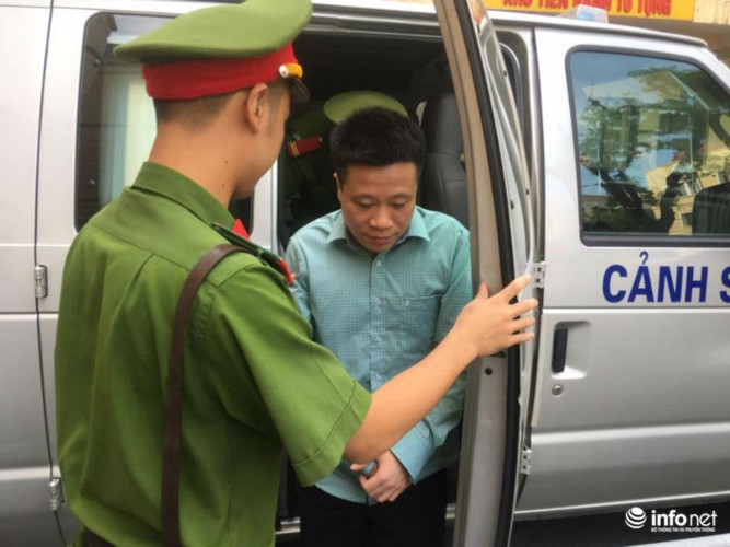 TAND Hà Nội đang tiếp tục xét xử lại vụ “đại án” Hà Văn Thắm (SN 1972, nguyên Chủ tịch HĐQT ngân hàng Đại Dương - Oceanbank) cùng 50 đồng phạm trong sai phạm xảy ra tại Ngân hàng OceanBank, gây thất thoát gần 2.000 tỷ đồng. Ảnh: Infonet.