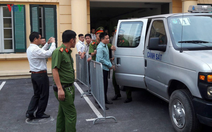 Trước đó, tháng 2/2017, TAND TP Hà Nội đưa 47 bị cáo. Tuy nhiên, Do có nhiều tình tiết chưa được làm rõ nên HĐXX trả lại hồ sơ điều tra bổ sung, làm rõ tội danh của các bị cáo Hà Văn Thắm, Nguyễn Xuân Sơn - Nguyên tổng giám đốc OceanBank. Đến tháng 7/2017, VKSND ra bản cáo trạng mới. Lần này có thêm 4 người vướng vòng lao lý. Ảnh: VOV.