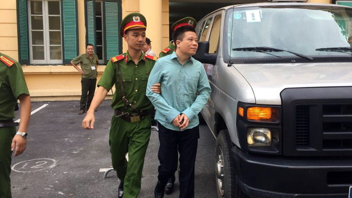 Theo cáo trạng ở phiên tòa xét xử trước đó, Hà Văn Thắm bị truy tố 3 tội danh là: Vi phạm quy định về cho vay trong hoạt động của các tổ chức tín dụng; Lợi dụng chức vụ, quyền hạn trong khi thi hành công vụ; Cố ý làm trái quy định của nhà nước về quản lý kinh tế gây hậu quả nghiêm trọng .Ảnh: Tuổi trẻ.