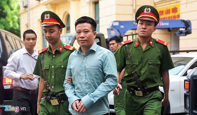 Trong bản cáo trạng mới, Hà Văn Thắm bị truy tố có thêm tội danh là "Tham ô tài sản" và chuyển từ tội danh "Lợi dụng chức vụ quyền hạn trong khi thi hành công vụ" sang tội "Lạm dụng chức vụ, quyền hạn chiếm đoạt tài sản". Như vậy, Hà Văn Thắm đang phải hầu tòa với 4 tội danh. Ảnh: Zing.vn.