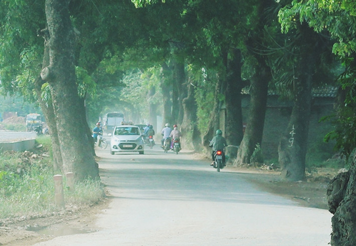 Trong thời gian qua, người dân tham gia giao thông trên tuyến đường 70 (đoạn từ đường Trần Hữu Dực kéo dài đi đường 32, thuộc địa bàn phường Phương Canh (quận Nam Từ Liêm, TP Hà Nội) và phường Minh Khai (quận Bắc Từ Liêm, TP Hà Nội) đều phải khiếp sợ vì bụi bẩn.