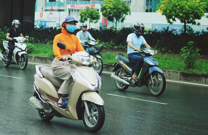 Do ảnh hưởng của dải hội tụ nhiệt đới có trục đi qua khu vực Bắc Trung Bộ kết hợp với gió Đông Nam hoạt động mạnh làm mưa ở một số nơi tại khu vực Bắc Bộ trong đêm 29/8. Đến sáng 30/8, nhiều người dân Thủ đô cảm thấy thời tiết tại Hà Nội se se lạnh và phải mặc thêm áo khoác.