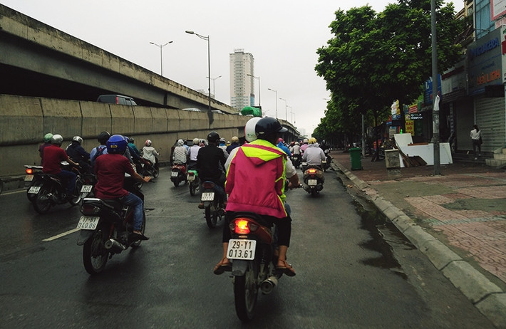 Những chiếc áo khoác mỏng hoặc vừa được người dân chọn mặc khi di chuyển trên đường Hà Nội để tới cơ quan, trường học, chỗ làm... trong sáng nay.