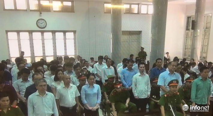 Các bị cáo trong vụ án Hà Văn Thắm hầu hết là lãnh đạo ngân hàng Oceanbank, giám đốc các chi nhánh, phòng giao dịch… Ngày đầu xét xử, TAND Hà Nội dành gần như toàn bộ thời gian để kiểm tra căn cước các bị cáo, cũng như những người liên quan được triệu tập và công bố bản cáo trạng dài 109 trang. Ảnh: Infonet.