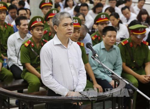 Bị cáo Nguyễn Xuân Sơn - nguyên Tổng Giám đốc Ngân hàng Thương mại cổ phần Đại Dương – Oceanbank đứng trước vành móng ngựa. Ảnh: TTXVN.