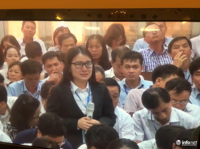 Bị cáo Hoàng Thị Hồng Tứ - Cựu Chủ tịch HĐQT Công ty BSC, công ty được Hà Văn Thắm lập ra để chi lãi ngoài cho khách hàng của OceanBank, đồng thời là thư ký HĐQT OceanBank được tại ngoại đã bật khóc nức nở trước hội đồng xét xử và hàng trăm người ở phiên tòa khi trả lời câu hỏi của Thẩm phán về lý lịch của mình. Ảnh: Infonet.