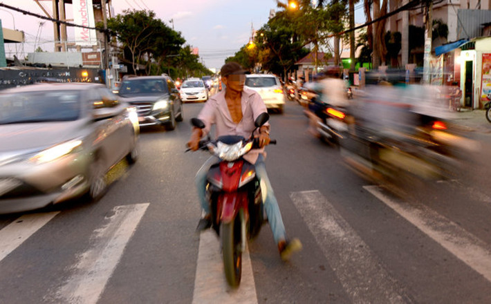 Tuy nhiên, do mặt đường nhỏ, hẹp nhưng đường lại đông xe nên ngày nào tuyến này cũng xảy ra tình trạng ùn ứ. Theo Sở GTVT, trên tuyến đường này có 3 điểm đen về tai nạn: trước nhà số 155, 428 và 404 thuộc quận 4 TP HCM. Ảnh: Tuổi Trẻ.