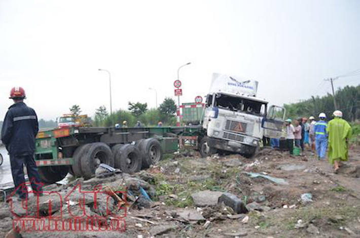 Tại TPHCM: Sở Giao thông Vận tải TP HCM cho biết, trên địa bàn TP HCM hiện còn 37 điểm đen giao thông đáng sợ. Trong đó, có đến 17 điểm đen (gần 10 điểm đen nằm liền kề nhau trên các tuyến đường vào các cảng biển, cảng cạn (ICD). Nhiều vụ tai nạn giao thông có liên quan đến xe container đã xảy ra ở dưới chân cầu Phú Mỹ thuộc phường Thạnh Mỹ Lợi (quận 2, TP HCM) gây chết người. Nhiều người dân khi đi qua khu vực này đều cảm thấy bất an vì lượng xe có tải trọng lớn, quá khổ lưu thông với mật độ rất cao. Ảnh: Tin tức.