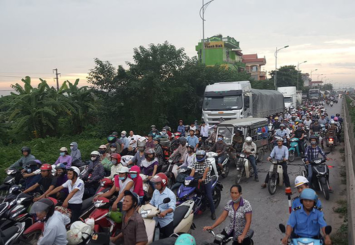 Dòng phương tiện bị ùn tắc, nối dài trên Quốc lộ 1A sáng nay.