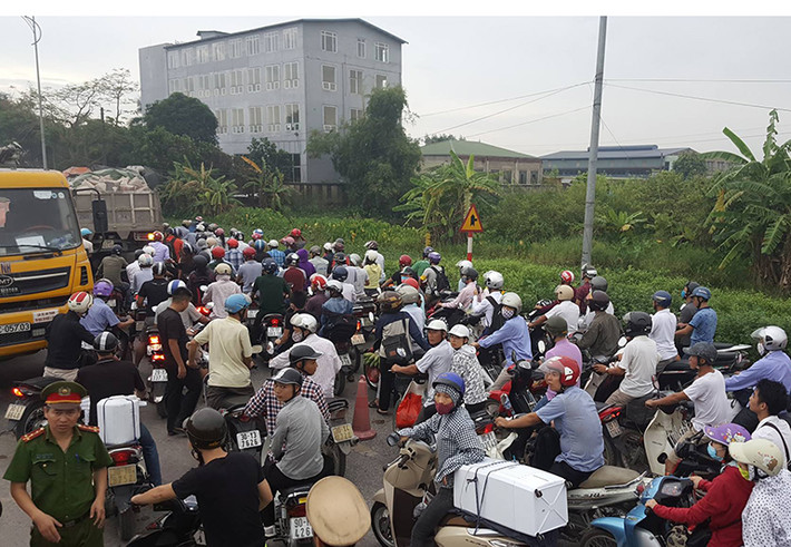 Do hai chiếc xe va chạm chắn ngang đường Quốc lộ 1A nên giao thông qua đoạn đường bị ùn tắc nghiêm trọng.