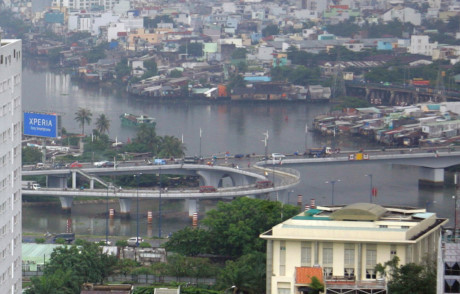 Khúc cua cầu Nguyễn Văn Cừ hướng về quận 4 TPHCM cũng là nơi thường xuyên xảy ra các vụ tai nạn giao thông nghiêm trọng chết người. Ảnh: Minh Quân.