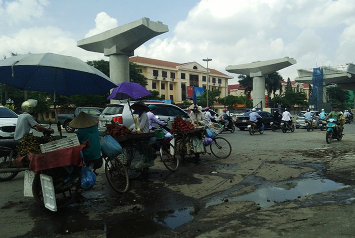 Khu vực những người tập trung bán trái cây tự phát trên đường Hồ Tùng Mậu rất bẩn, nước thải bốc mùi hôi thối chảy lênh láng ngay các sạp hàng hoa quả.