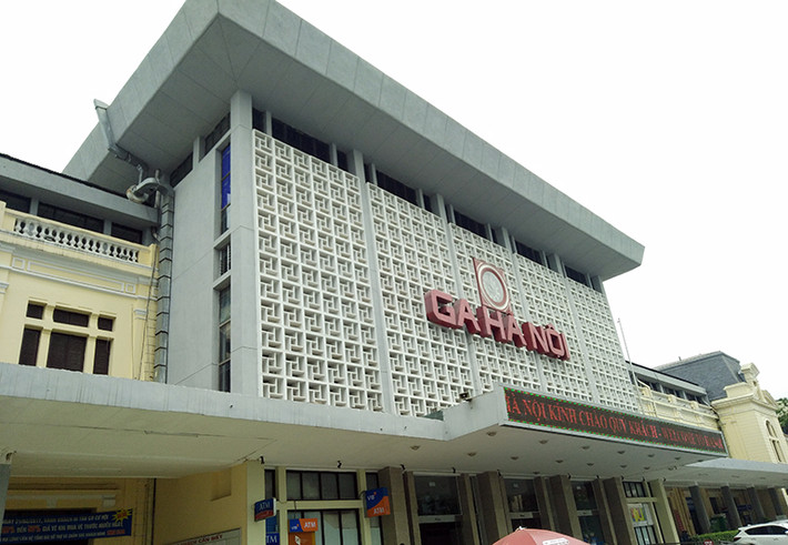 Ga Hà Nội trước đây có tên gọi là ga Hàng Cỏ do Pháp xây dựng và khánh thành năm 1902, có địa chỉ tại số 120 Lê Duẩn (quận Hoàn Kiếm, TP Hà Nội). Ga Hà Nội có vị trí địa lý thuận lợi về giao thông, là cửa ngõ trung tâm cho sự phát triển về mặt kinh tế - văn hóa - xã hội của Hà Nội. Mỗi ngày, ga vận chuyển hàng ngàn lượt hành khách, hàng hóa từ Bắc vào Nam (và ngược lại).
