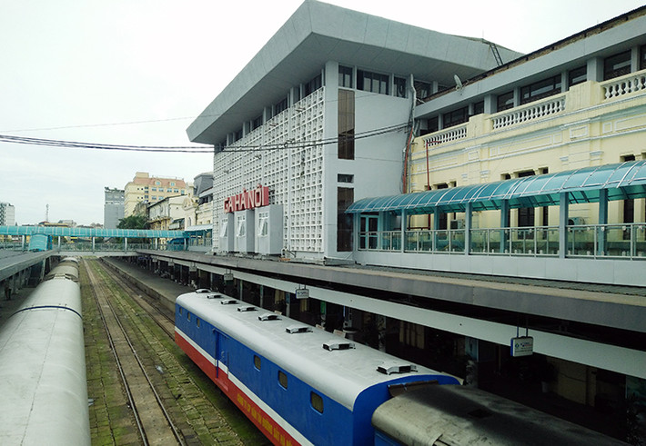 Thiếu tướng Phạm Xuân Bình cho rằng, hiện Hà Nội có khoảng 10km đường sắt liên tỉnh đi xuyên tâm với rất nhiều đường ngang giao cắt. Hệ thống đường sắt liên tỉnh đi xuyên tâm trong khu vực nội thành Hà Nội đang gây ra nhiều xung đột, gia tăng áp lực giao thông. Hơn nữa, đây là một trong những nguyên nhân trực tiếp gây tình trạng ùn tắc giao thông và tai nạn giao thông.
