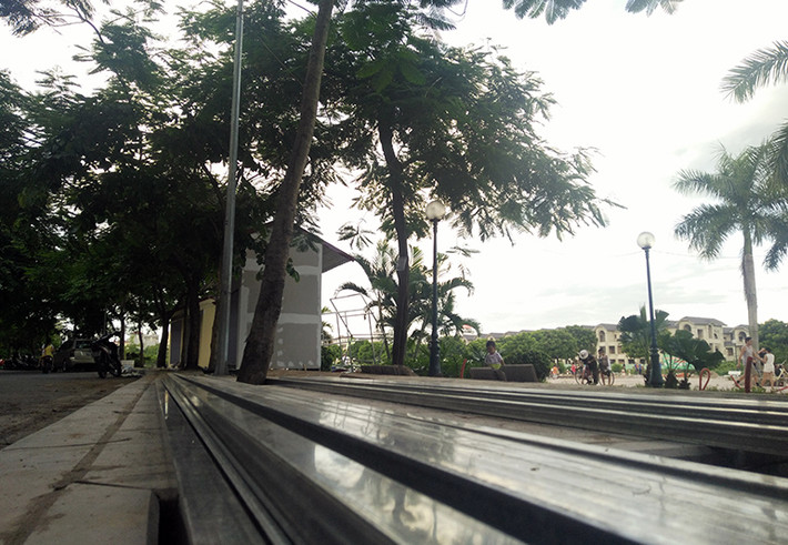 Tuy nhiên, nhiều đoạn dọc vẻ hè phố Trịnh Công Sơn, vật liệu xây dựng gian hàng vẫn còn chất đống.